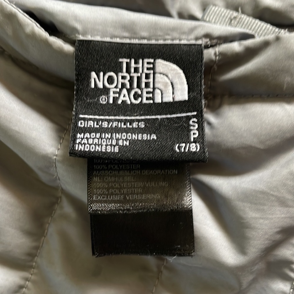 North Face Girls Winter Coat, Child’s Size small, Gray and Purple - Picture 7 of 7
